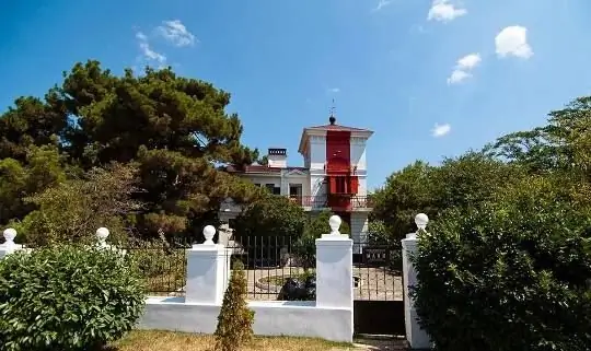 Gate lighthouse