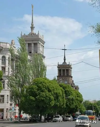 Domy wschodnie i zachodnie z iglicą