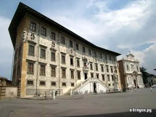 Ntsib neeg Palazzo della Carovana