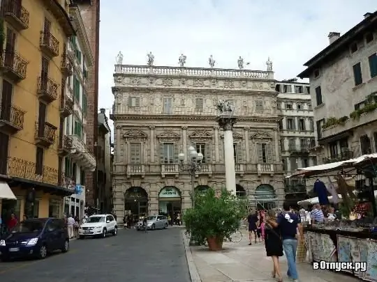 Palazzo Maffei: koj puas xav tau ntau tus thwjtim?