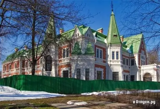 Het landgoed Gatovsky in het dorp Krasny Bereg