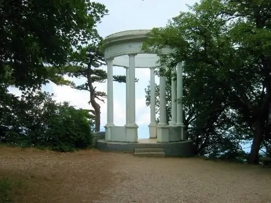 Pendikul dağında gümüş gazebo